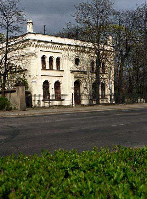 Legnica (Liegnitz). Neoromański dom przedpogrzebowy z 1877 roku na cmentarzu żydowskim. Fot. Piotr Piluk (2002)