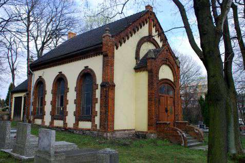 Wałbrzych (Waldenburg). Dom przedpogrzebowy z 1902 roku na cmentarzu żydowskim, który jest nadal czynny. Fot. Piotr Piluk (2012)